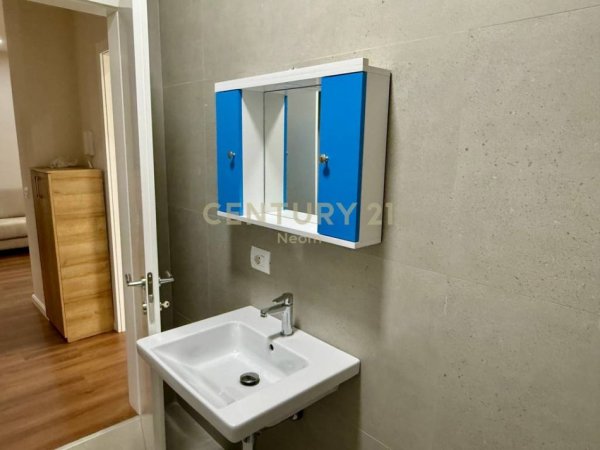 Tirane, jepet me qera apartament 1+1 , 55 m² 650 € (Selvia)