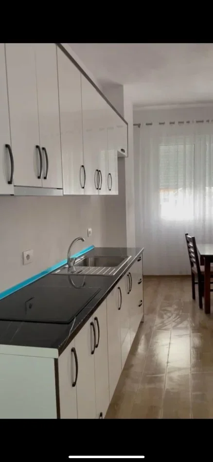 Tirane, jepet me qera 2+1+Ballkon Kati 2, 110 m² 400 € (Kamez rr. Donald Tramp)