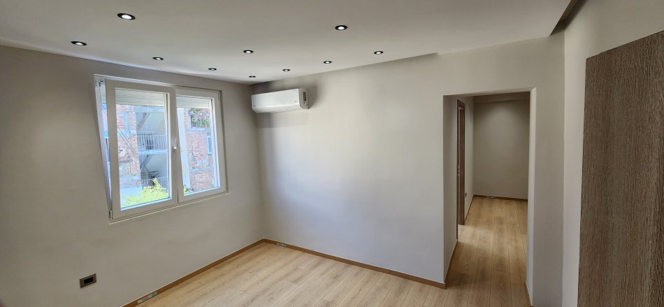 Tirane, jepet me qera zyre Kati 3, 55 m² 550 € (Sheshi Willson)