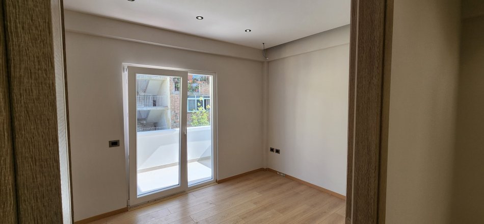 Tirane, jepet me qera zyre Kati 3, 55 m² 550 € (Sheshi Willson)