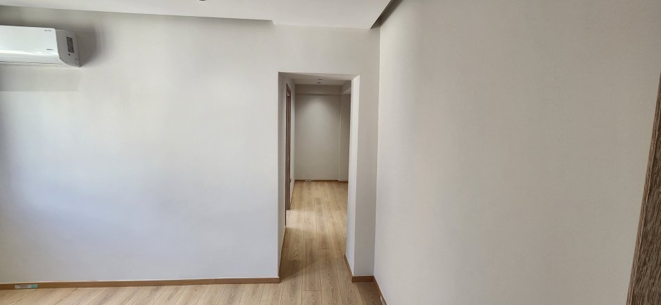 Tirane, jepet me qera zyre Kati 3, 55 m² 550 € (Sheshi Willson)