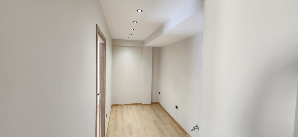 Tirane, jepet me qera zyre Kati 3, 55 m² 550 € (Sheshi Willson)