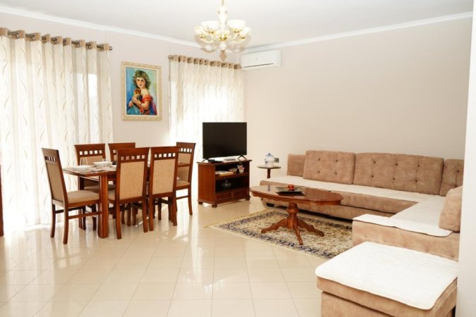 Tirane, jepet me qera apartament 2+1+Ballkon Kati 5, 120 m² 710 € (Rruga Saraceve)
