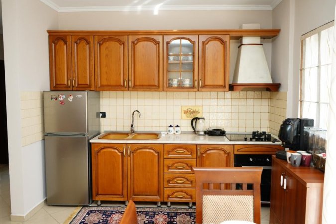 Tirane, jepet me qera apartament 2+1+Ballkon Kati 5, 120 m² 710 € (Rruga Saraceve)