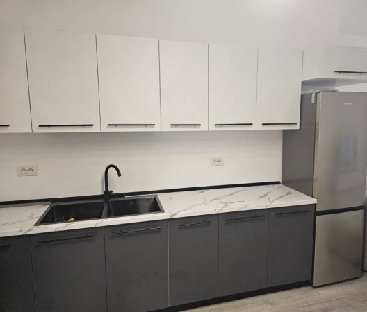 Tirane, jepet me qera apartament 2+1+Ballkon , 78 m² 663 € (Rruga 5 Maji)