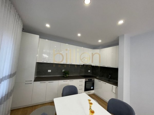 Tirane, jepet me qera 2+1+Ballkon , 110 m² 800 € 
