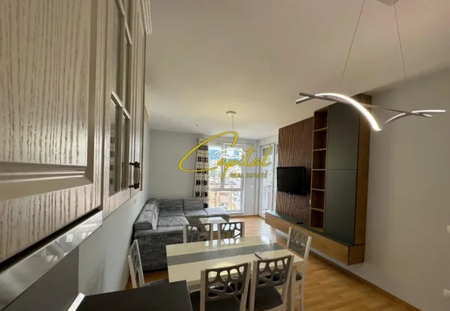 Tirane, jepet me qera apartament 2+1 Kati 5, 100 m² 800 € (21 DHJETORI)