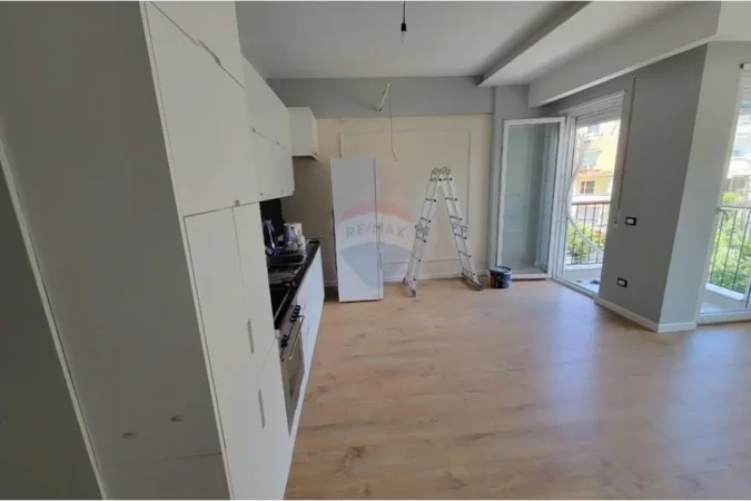 Tirane, jepet me qera apartament duplex 2+1 , 77 m² 600 € (brryli)