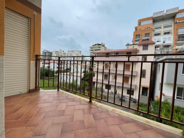 Durres, shitet apartament 1+1 Kati 3, 80 m² 85.000 € (RROTA E KUQE NE DURRES)