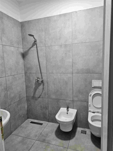 Tirane, jepet me qera apartament 2+1+Ballkon Kati 3, 78 m² 650 € (RRUGA 5 MAJI)