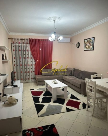 Tirane, jepet me qera apartament 1+1 Kati 1, 17 m² 400 € (FRESKU)