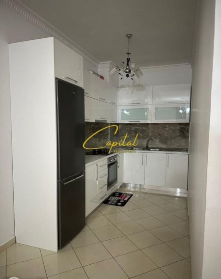 Tirane, jepet me qera apartament 1+1 Kati 1, 17 m² 400 € (FRESKU)