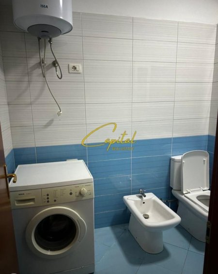 Tirane, jepet me qera apartament 1+1 Kati 1, 17 m² 400 € (FRESKU)