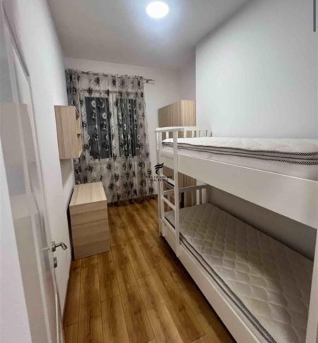 Tirane, jepet me qera apartament 2+1+Ballkon Kati 2, 90 m² 350 € (KAMEZ)