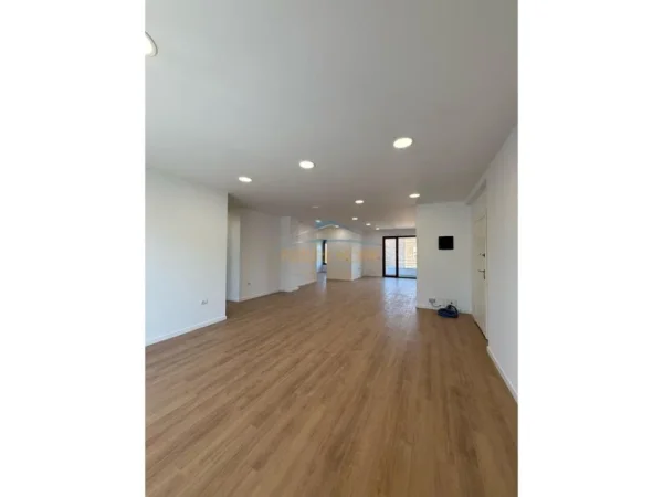 Tirane, JEPET ME QERA zyre Kati 8, 180 m² (RRUGA E KAVAJES)