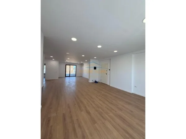 Tirane, JEPET ME QERA zyre Kati 8, 180 m² (RRUGA E KAVAJES)
