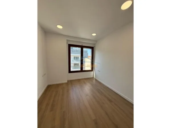 Tirane, JEPET ME QERA zyre Kati 8, 180 m² (RRUGA E KAVAJES)