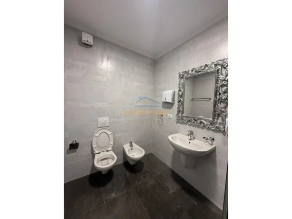 Tirane, JEPET ME QERA zyre Kati 8, 180 m² (RRUGA E KAVAJES)