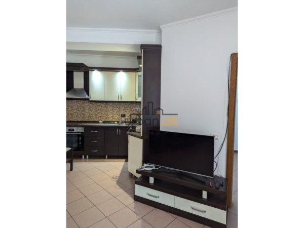 Tirane, jepet me qera apartament 2+1+Ballkon Kati 2, 100 m² 700 € (Liqeni Artificial)