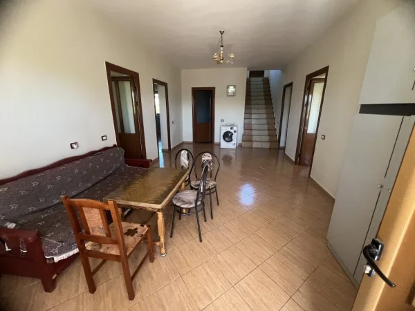 Lushnje shitet shtepi 4+1Kati 0,