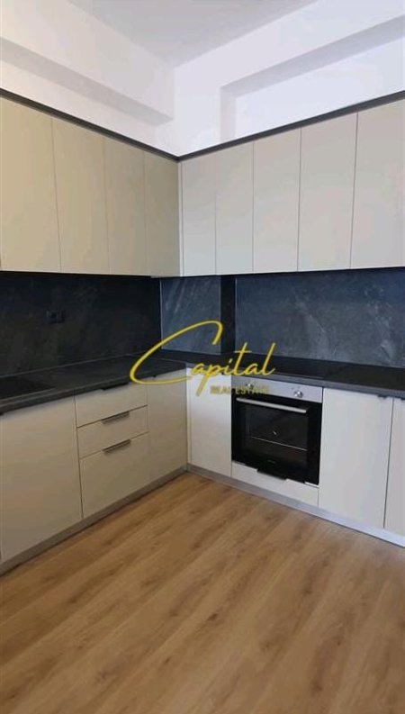 Tirane, jepet me qera apartament 1+1 Kati 4, 70 m² 450 € (ALI DEMI)