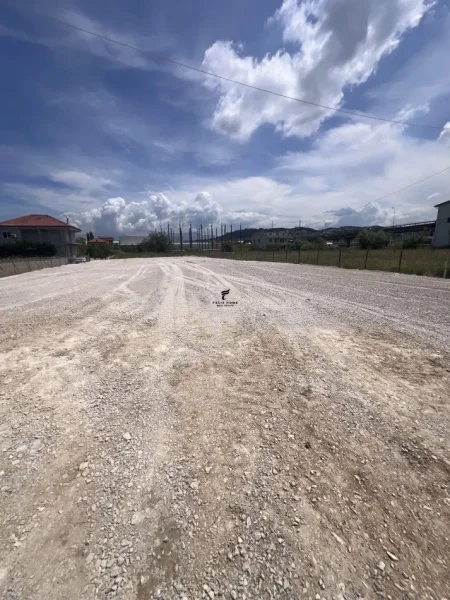 Tirane, jepet me qera toke , 2.000 m² (VORE)