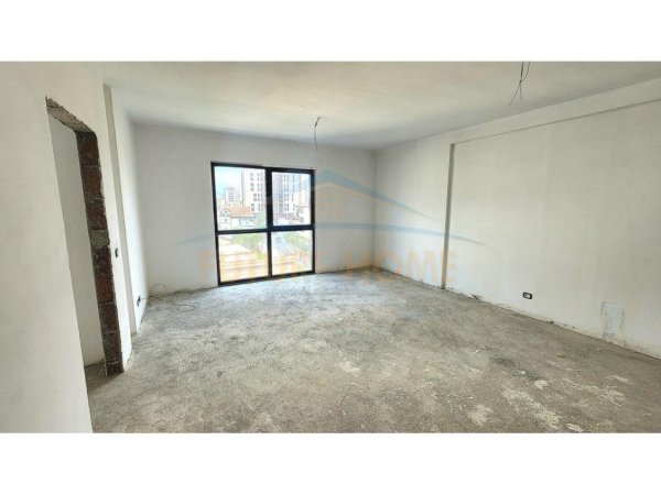 Tirane, shitet apartament 1+1 Kati 3, 76 m² 118.500 € (Fusha e Aviacionit)
