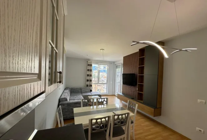 Tirane, jepet me qera apartament 2+1+Ballkon Kati 5, 100 m² 800 € (BLLOKU I AMBASADAVE)