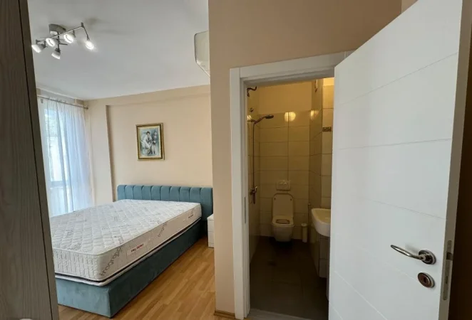 Tirane, jepet me qera apartament 2+1+Ballkon Kati 5, 100 m² 800 € (BLLOKU I AMBASADAVE)