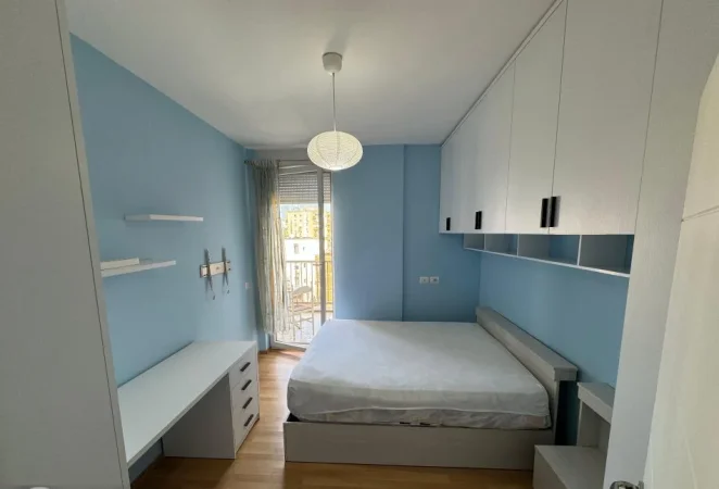 Tirane, jepet me qera apartament 2+1+Ballkon Kati 5, 100 m² 800 € (BLLOKU I AMBASADAVE)