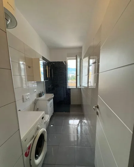 Tirane, jepet me qera apartament 2+1+Ballkon Kati 5, 100 m² 800 € (BLLOKU I AMBASADAVE)