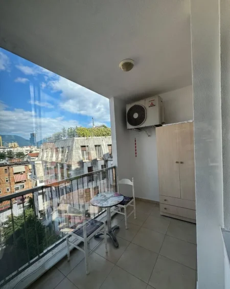 Tirane, jepet me qera apartament 2+1+Ballkon Kati 5, 100 m² 800 € (BLLOKU I AMBASADAVE)