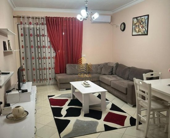 Tirane, jepet me qera apartament 1+1+Ballkon Kati 1, 71 m² 400 € (Rruga Shefqet Kuka)