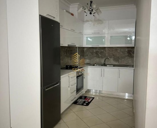 Tirane, jepet me qera apartament 1+1+Ballkon Kati 1, 71 m² 400 € (Rruga Shefqet Kuka)