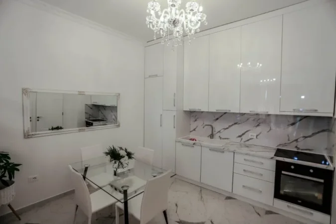 Tirane, jepet me qera apartament 2+1+Ballkon Kati 6, 78 m² 800 € (RRUGA E KAVAJES)