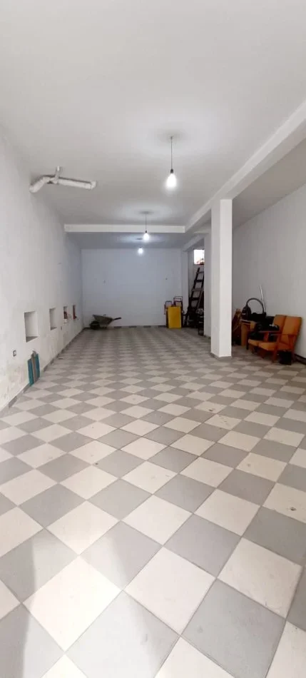 Tirane, jepet me qera magazine Kati 0, 150 m² 450 € (shkoze)