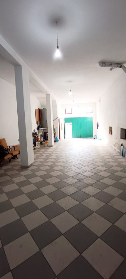 Tirane, jepet me qera magazine Kati 0, 150 m² 450 € (shkoze)