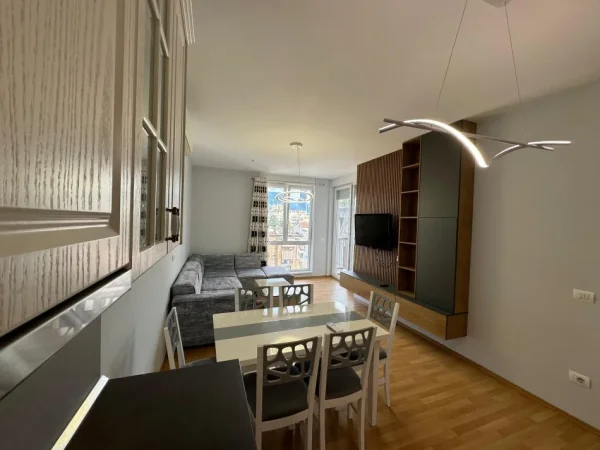 Tirane, jepet me qera apartament 2+1 Kati 5, 100 m² 800 € (ferit xhajko)