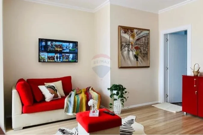 Tirane, jepet me qera , 60 m² 700 € (Rruga e Barikadave)