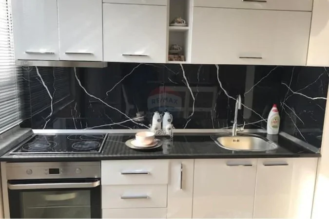 Tirane, jepet me qera , 60 m² 700 € (Rruga e Barikadave)