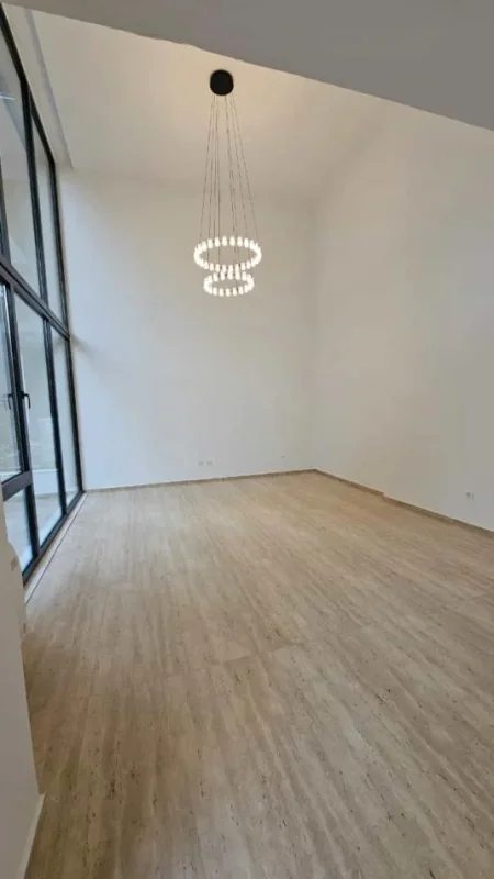 Tirane, jepet me qera dyqan Kati 0, 90 m² 900 € (pazari i ri)