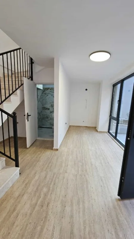 Tirane, jepet me qera dyqan Kati 0, 90 m² 900 € (pazari i ri)