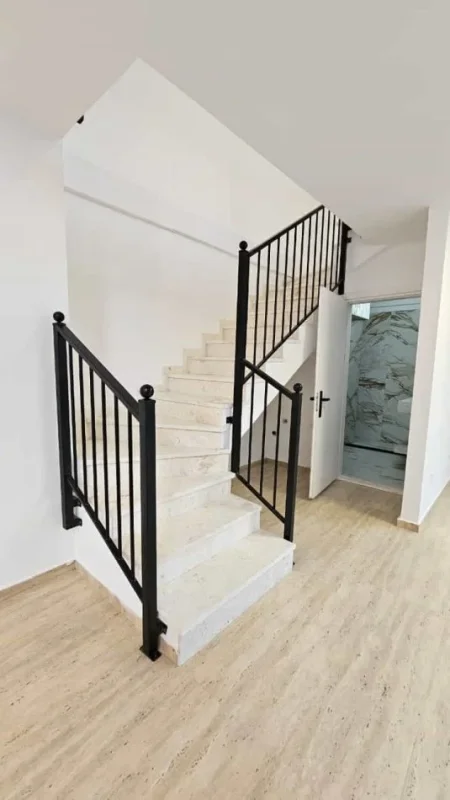 Tirane, jepet me qera dyqan Kati 0, 90 m² 900 € (pazari i ri)