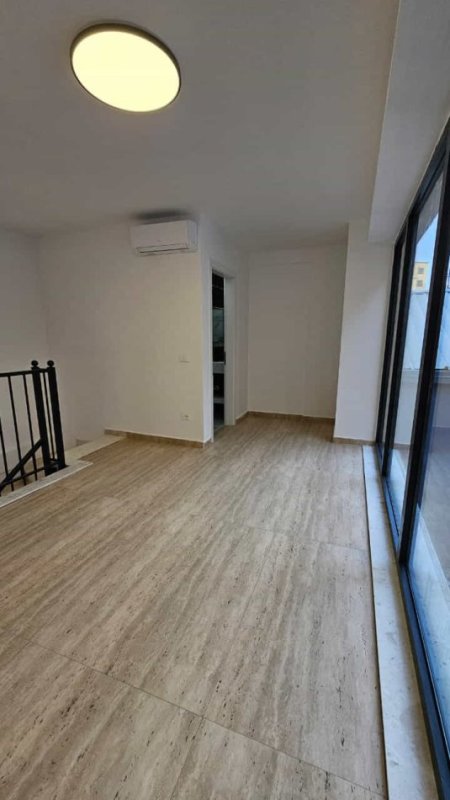 Tirane, jepet me qera dyqan Kati 0, 90 m² 900 € (pazari i ri)