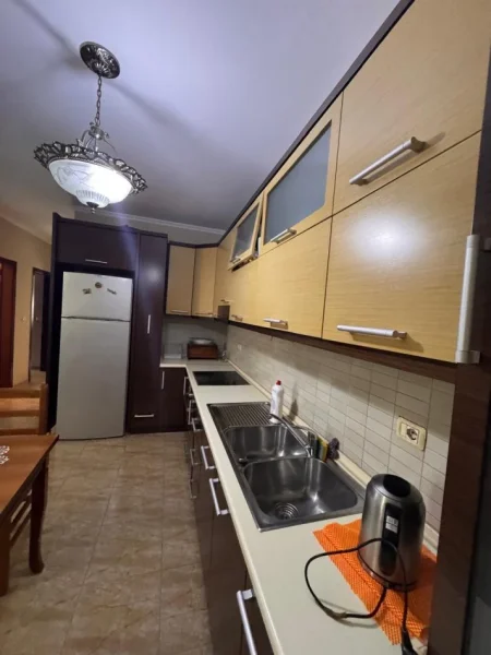 Tirane, jepet me qera apartament 2+1+Ballkon Kati 2, 98 m² 550 € (Astir te rrethi)