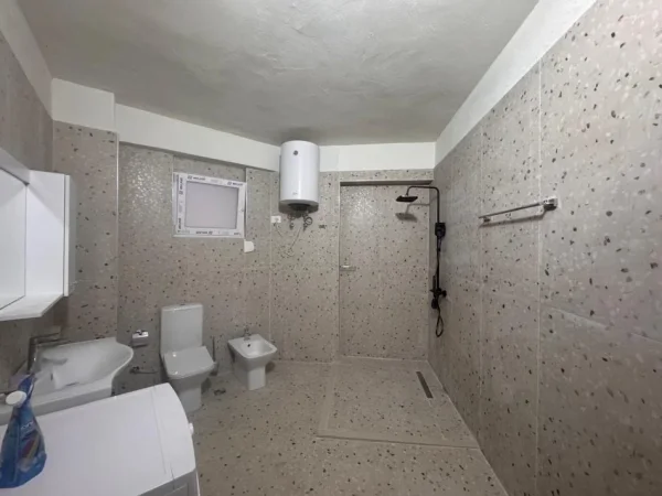 Tirane, jepet me qera ambjent biznesi Kati 1, 113 m² 1.500 € (Garda e tiranes)