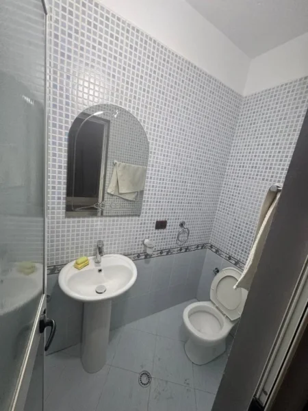 Tirane, jepet me qera ambjent biznesi Kati 1, 113 m² 1.500 € (Garda e tiranes)