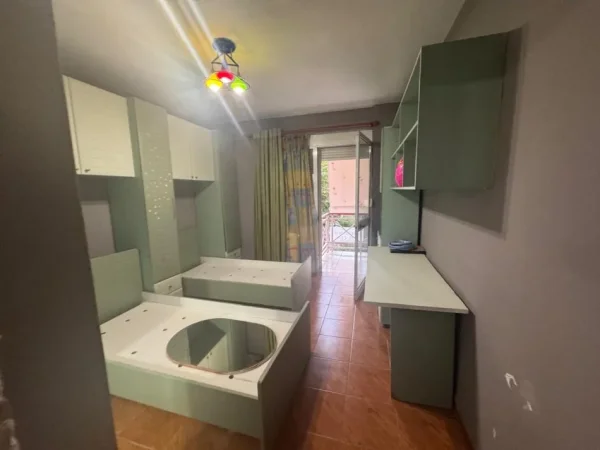 Tirane, jepet me qera ambjent biznesi Kati 1, 113 m² 1.500 € (Garda e tiranes)