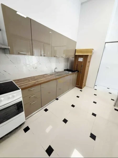 Tirane, jepet me qera ambjent biznesi Kati 0, 100 m² 850 € (yzberisht)