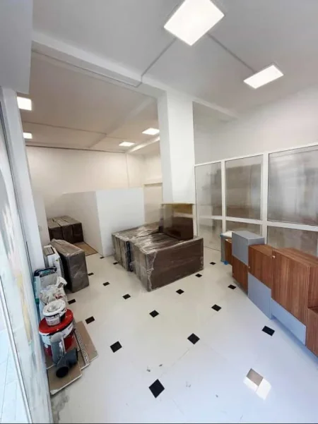 Tirane, jepet me qera ambjent biznesi Kati 0, 100 m² 850 € (yzberisht)